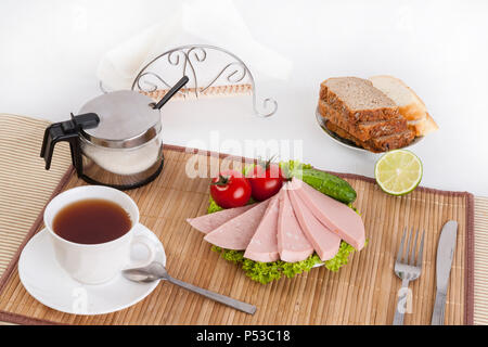 Bouillie avec saucisse verts, tomates et concombres. Servi avec du pain blanc ou noir. Des sandwichs avec de la saucisse sont un moyen facile et sain petit-déjeuner à la Banque D'Images