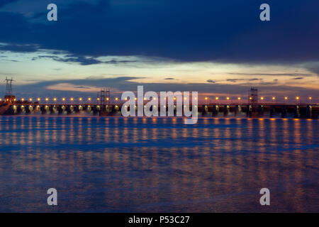 Photo nocturne du barrage, sross l'eau, des nuages au coucher du soleil de plomb, surface de l'eau. Banque D'Images