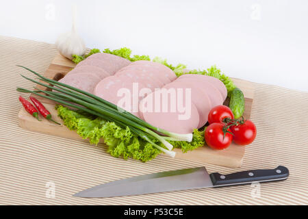 Bouillie avec saucisse verts, tomates et concombres. Servi avec du pain blanc ou noir. Des sandwichs avec de la saucisse sont un moyen facile et sain petit-déjeuner à la Banque D'Images