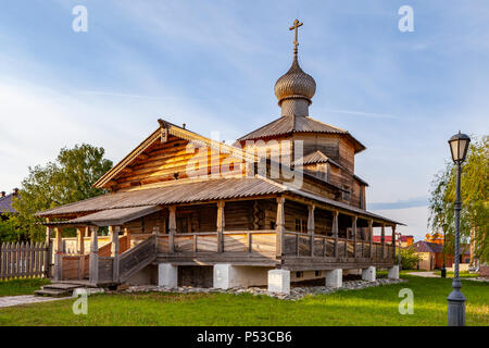 Russe ancienne église en bois de l'Église orthodoxe. Un temple en bois sur l'île de Sviyazhsk qui se dresse sur la Grande Volga. Banque D'Images