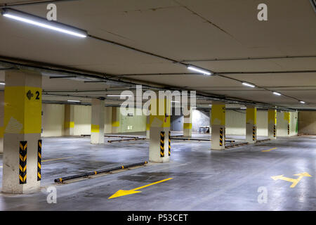 Un parking souterrain vide. Même les lignes avec des marquages. Banque D'Images