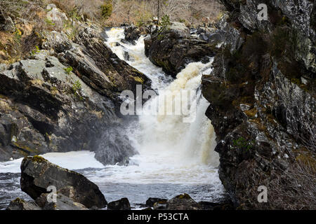 Rogie tombe une série de cascades de la rivière d'eau noire à Ross-shire dans les Highlands d'Ecosse Banque D'Images