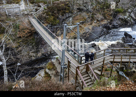 L'ensemble du pont suspendu de la rivière de l'eau noire à Rogie tombe à Ross-shire dans les Highlands d'Ecosse Banque D'Images