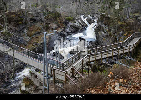 L'ensemble du pont suspendu de la rivière de l'eau noire à Rogie tombe à Ross-shire dans les Highlands d'Ecosse Banque D'Images