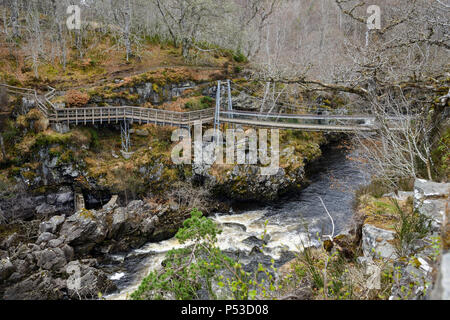 L'ensemble du pont suspendu de la rivière de l'eau noire à Rogie tombe à Ross-shire dans les Highlands d'Ecosse Banque D'Images