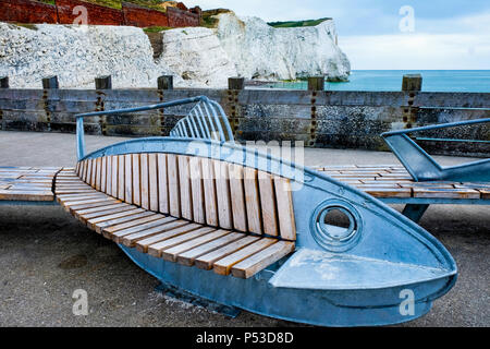 Banc de la communauté sur la jetée appelé le point de démarrage schoal a atterri à Seaford, East Sussex, UK, un long banc incurvé en forme de poisson en face de th Banque D'Images