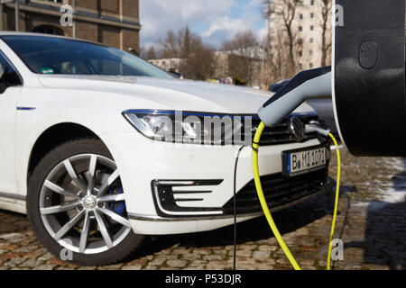 Berlin, Allemagne - charge une VW Passat estate voiture à une prise de charge. Banque D'Images