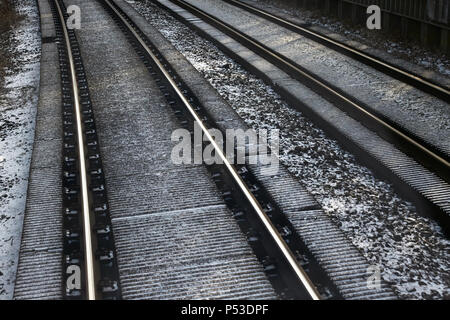 Berlin, Allemagne - Vue depuis le siège du conducteur d'un train régional sur des pistes avec des éléments de protection contre le bruit sur le lit près de le Stade Olympique de Berlin. Banque D'Images