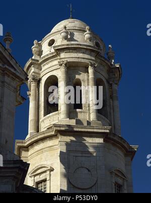 ARTE S. XVIII. ESPAÑA. CATEDRAL DE CÁDIZ. En el año 1722 fue colocada la primera piedra del Edificio, proyectado por el arquitecto Vicente ACERO. Las obras se prolongaron hasta 1838, motivo por el que se, Chambers Harrap , Wordreference divers estilos, desde el barroco al neoclásico. Detalle de una TORRE. L'Andalousie. Banque D'Images