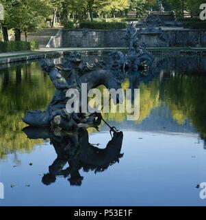 ARTE siglo XVIII. ESPAÑA. (PATRIMONIO NACIONAL) LA GRANJA DE SAN ILDEFONSO. Enclave Antiguo monacal en el que Felipe V levantó, en 1724, l'ONU lujoso Palacio. Los Jardines, proyectados por CARLIER y BOUTELOU, siguen el esquema de la jardinería francesa aunque con influencia italiana. Detalle las Cumbres DE LA "FUENTE DE LA CARRERA DE CABALLOS'. Provincia de Ségovie. Castille-león. Banque D'Images