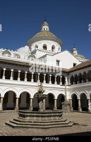 L'Equateur.quito.Centro historico.Couvent de La Merced (XVII siècle). Cloître et fontaine de Neptune. . Banque D'Images