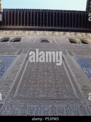 DETALLE DE LA FACHADA DEL PALACIO DE COMARES - PATIO DEL Cuarto Dorado - SIGLO XIV. Emplacement : ALHAMBRA-Palacio de Comares, Granada, Espagne. Banque D'Images