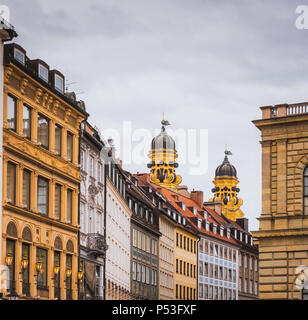 Street dans la vieille ville de Munich, près de l'église Saint-Michel Banque D'Images