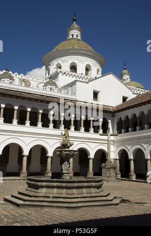 L'Equateur.quito.Centro historico.Couvent de La Merced (XVII siècle). Cloître et fontaine de Neptune. . Banque D'Images