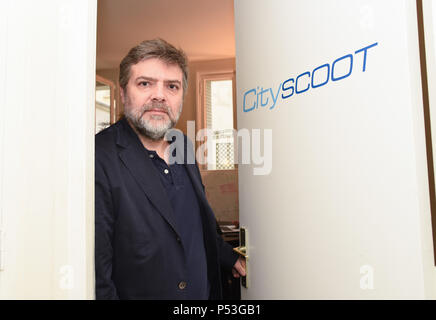 9 octobre 2015 - Paris, France : Portrait de Bertrand Fleurose, chef de Cityscoot, un scooter électrique système de location en libre-service à Paris. Cityscoot est la dernière installation électrique plus de la flotte de location de la ville, qui comprend le populaire et l'Autolib' services Velib'. Portrait de Bertrand, le patron de Fleurose CityScoot, un systeme de location de scooters électriques disponibles en libre-service a travers Paris via une application dediee. Banque D'Images