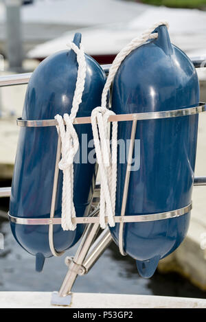 Deux ailes bleu dans un portrait avec des cordes blanches dans une fixation sur un bateau garde-fous Banque D'Images