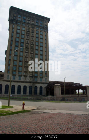 DETROIT, MICHIGAN, UNITED STATES - 5 mai 2018 : une vue de l'ancien bâtiment de la Gare centrale du Michigan à Detroit, qui a servi comme un important dépôt de chemin de fer à partir de 1914 - 1988 Banque D'Images