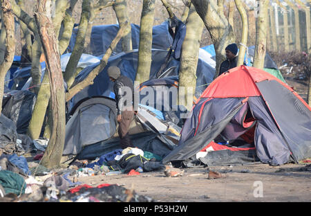 19 février 2015 - Calais, France : des centaines de migrants illégaux vivent dans des tentes dans une zone industrielle de Calais pendant qu'ils attendent pour l'occasion d'apprendre à la Grande-Bretagne. Les migrants, qui proviennent principalement de l'Érythrée, l'Éthiopie, l'Afghanistan, la Syrie, le Soudan et tenter leur chance chaque nuit par des camions d'embarquement discrètement sur le point d'entrer dans le bateau ou l'Eurotunnel à l'Angleterre. Tentes de migrants dans la "jungle" de Calais compagnie tioxide. Banque D'Images