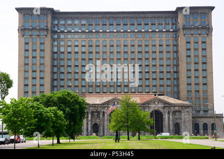 DETROIT, MICHIGAN, UNITED STATES - 5 mai 2018 : une vue de l'ancien bâtiment de la Gare centrale du Michigan à Detroit, qui a servi comme un important dépôt de chemin de fer à partir de 1914 - 1988 Banque D'Images