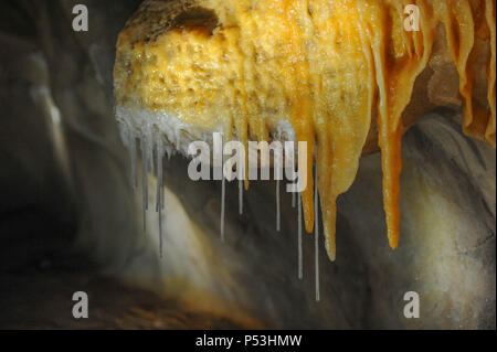 8 avril 2015 - Vallon Pont d'Arc, France : Visite du Pont dÕArc Cavern, une véritable réplique de la grotte Chauvet, qui comprend plusieurs dizaines d'œuvres et des peintures faites par les humains de l'âge de pierre il y a environ 36 000 ans. La Caverne du Pont d'Arc est la replique en taille reelle de la grotte Chauvet, un site réputé de l'UNESCO pour ses impressionnants dessins prehistoriques. Banque D'Images