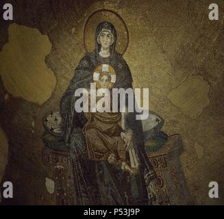 ARTE BIZANTINO. TURQUIA (s. IX). Mosaico con la representación de LA VIRGEN MARIA CON EL NIÑO JESUS SOBRE LAS RODILLAS. Localizado en el ábside de la nef de la basilique de Santa Sofia. Fue el patriarca Fotio inaugurado por el día de Pascua del año 867. ESTAMBUL. Banque D'Images