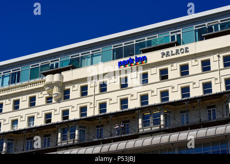 Park Inn Radisson Palace Hotel, Southend on Sea, Essex. Anciennement Metropole. Hôtel en bord de mer. Ciel bleu. Personnes sur le balcon de la chambre Banque D'Images
