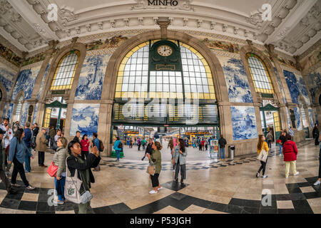 Hall central avec des azulejos, panneaux de tuile, la gare Sao Bento, Porto, région Norte, Portugal, Porto, Banque D'Images