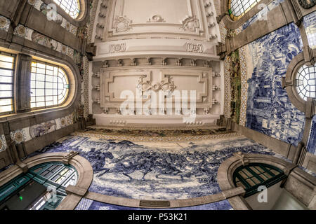 Hall central avec des azulejos, panneaux de tuile, la gare Sao Bento, Porto, région Norte, Portugal, Porto, Banque D'Images