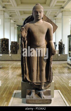 Bouddha Debout. De Sarnath, Inde. 5ème ANNONCE de siècle. Période de Gupta. British Museum. Londres. L'Angleterre. United Kingdom. Banque D'Images