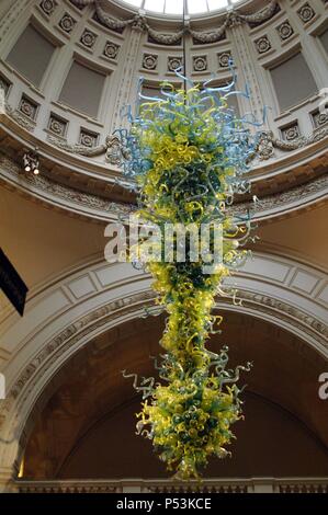 V&A Rotunda Chandelier ou Ice Blue et Vert printemps lustre. Sculpture en verre par Dale Chihuly (b. 1941). Entrée du Victoria and Albert Museum. Londres. Installé en 1999. L'Angleterre. United Kingdom. Banque D'Images