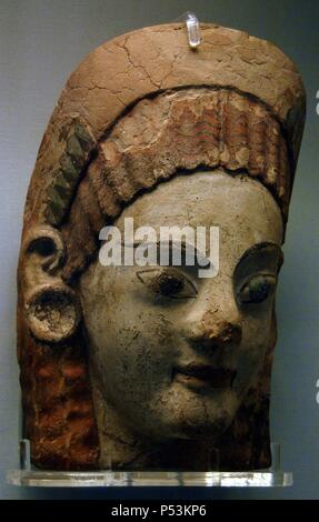 Antefix peint étrusque en forme de tête de femme aux boucles d'oreilles. 520-500 BC. De Cerveteri. British Museum. Londres. L'Angleterre. United Kingdom. Banque D'Images