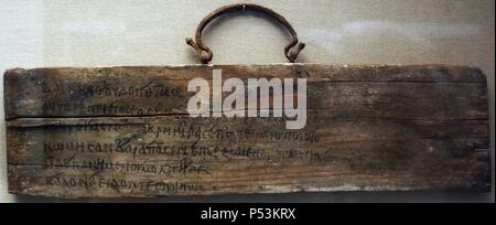 Planche De Bois Avec Poignee De Fer Est Inscrit A L Encre Avec 468 473 Lignes Du Livre I De L Iliade D Homere 1er 2e Siecle Photo Stock Alamy