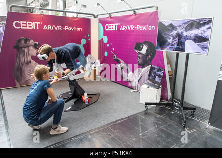 CEBIT 2018, plus grand salon ELLE, Hanovre, réalité virtuelle, application dans un jeu, la simulation d'un vol, Allemagne Banque D'Images