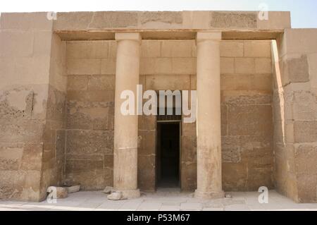 L'Égypte. Senedjemib Mehi de mastaba, juge en chef et le vizir du 5ème dynastie. Entrée privée et portique. Vieux Royaume. Nécropole royale de Gizeh. Banque D'Images