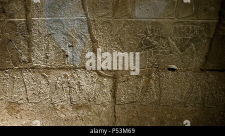 L'Égypte. Senedjemib Mehi de mastaba, juge en chef et le vizir du 5ème dynastie. L'intérieur. Relief sculpté sur le mur représentant une procession des offrandes de nourriture et de transport. Vieux Royaume. Nécropole royale de Gizeh. Banque D'Images