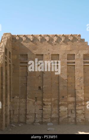 L'Égypte. Saqqara. Djoser's complexe. Murs en pierre calcaire avec 14 fausses portes et l'entrée principale. Troisième Millénaire. Vieux Royaume. Banque D'Images