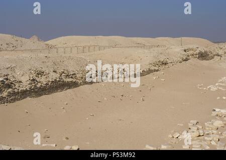 L'Égypte. Saqqara. Djoser's complexe. Murs en pierre calcaire avec 14 fausses portes et l'entrée principale. Troisième Millénaire. Vieux Royaume. Banque D'Images