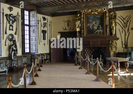 La France. Château de Cheverny. Construit entre 1624 et 1630 par le sculpteur-architecte de Blois, Jacques Bougier. Salle d'armes et armures. Il a conservé ses dimensions et décoration originale, peint dans le XVII siècle par Jean Monier. La cheminée est sculpté sur bois et sur laquelle se dresse une photo de Mercure et Vénus. Vallée de la Loire. Banque D'Images