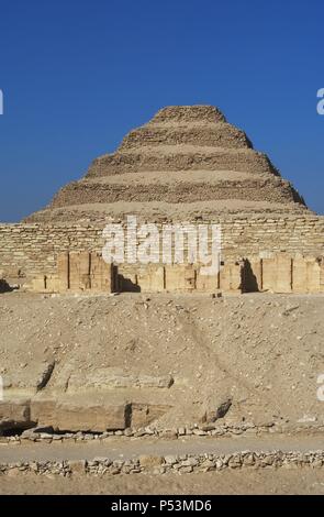 L'Égypte. Saqqara nécropole. La pyramide de Djoser (Zoser) ou de pyramide. Construit en 27e siècle av. comme une sépulture du pharaon Djoser par Imhotep, son vizir. Troisième dynastie. Vieux Royaume. Banque D'Images