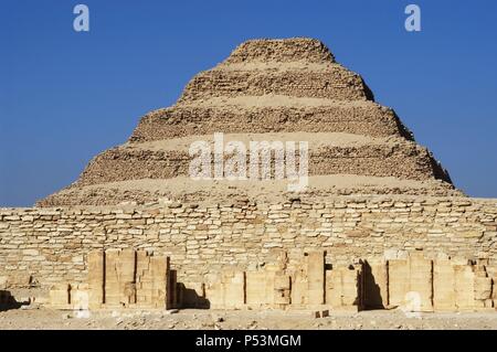 L'Égypte. Saqqara nécropole. La pyramide de Djoser (Zoser) ou de pyramide. Construit en 27e siècle av. comme une sépulture du pharaon Djoser par Imhotep, son vizir. Troisième dynastie. Vieux Royaume. Banque D'Images