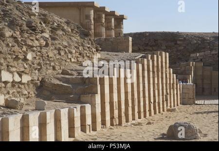 L'Égypte. Saqqara. Djoser's complexe. Murs en pierre calcaire avec 14 fausses portes et l'entrée principale. Troisième Millénaire. Vieux Royaume. Banque D'Images