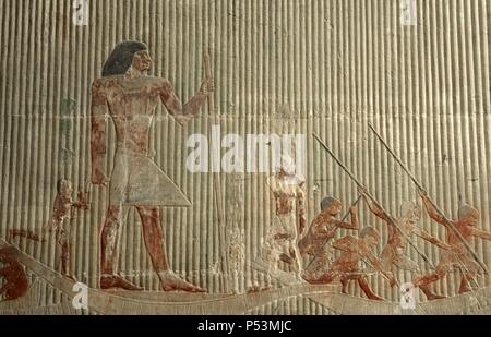 L'Égypte. Saqqara. Mastaba de Ti. Relief représentant scène de chasse. Les chasseurs de clouer ses lances dans les hippopotames et des crocodiles en Ti, représenté avec un nain, debout sur un bateau de papyrus qui président une recherche de l'hippopotame. Détail. 5ème dynastie. Vieux Royaume. Banque D'Images