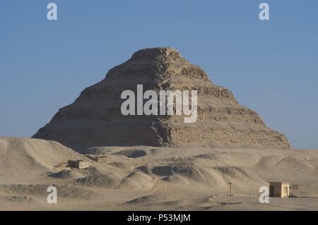 L'Égypte. Saqqara nécropole. La pyramide de Djoser (Zoser) ou de pyramide. Construit en 27e siècle av. comme une sépulture du pharaon Djoser par Imhotep, son vizir. Troisième dynastie. Vieux Royaume. Banque D'Images