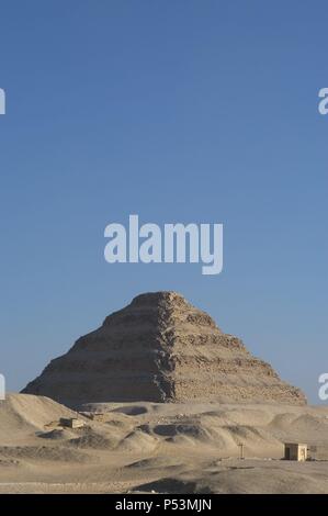 L'Égypte. Saqqara nécropole. La pyramide de Djoser (Zoser) ou de pyramide. Construit en 27e siècle av. comme une sépulture du pharaon Djoser par Imhotep, son vizir. Troisième dynastie. Vieux Royaume. Banque D'Images