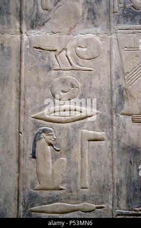 L'Égypte. Nécropole de Saqqara. Mastaba de Kagemni (2350 BC). Juge en chef et le vizir du pharaon Téti. Caractères hiéroglyphiques. 6ème dynastie. Vieux Royaume. Banque D'Images