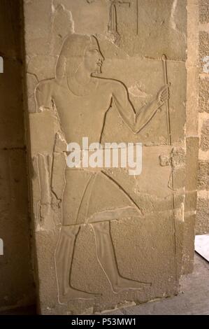 Mastaba de Nefer et Kahay. Le soulagement. La figure masculine debout avec une canne. 5ème dynastie. Vieux Royaume. Saqqara. L'Égypte. Banque D'Images