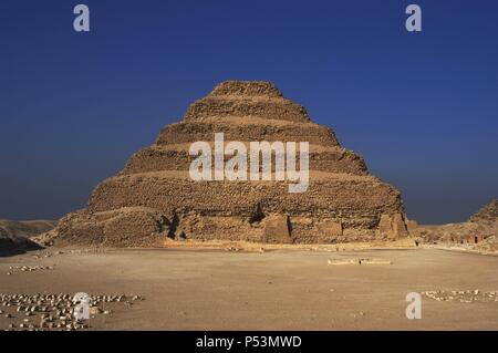 L'Égypte. Saqqara nécropole. La pyramide de Djoser (Zoser) ou de pyramide. Construit en 27e siècle, comme l'enterrement du pharaon Djoser par Imhotep, son vizir. Troisième dynastie. Vieux Royaume. Banque D'Images