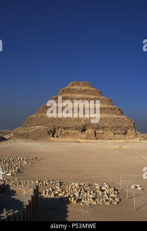 L'Égypte. Saqqara nécropole. La pyramide de Djoser (Zoser) ou de pyramide. Construit en 27e siècle, comme l'enterrement du pharaon Djoser par Imhotep, son vizir. Troisième dynastie. Vieux Royaume. Banque D'Images