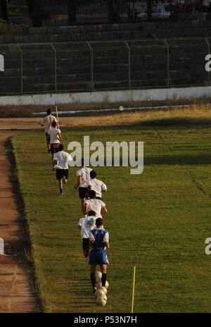 L'Albanie. Gjirokastre. Les joueurs de football de la formation. Banque D'Images