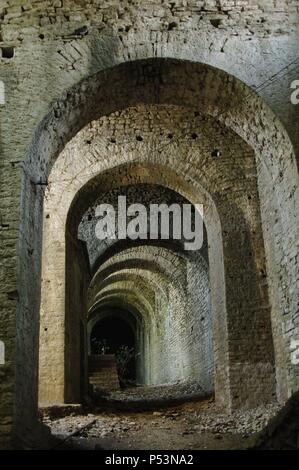 L'Albanie. Gjirokastre. Château construit au 18e siècle, commandé par le chef tribal Bue Gjin Shpata. Vue de l'intérieur. La citadelle abrite des armes de la Première et Deuxième Guerre mondiale. Banque D'Images